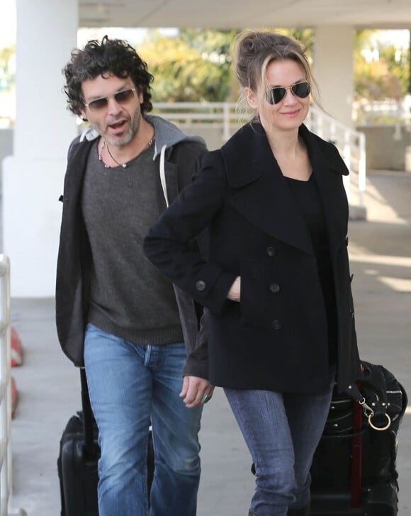 Renée Zellweger et son petit ami Doyle Bramhall II à l'aéroport LAX de Los Angeles, le 10 février 2013.