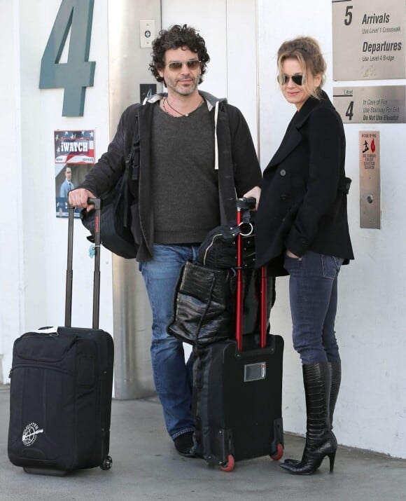 Renée Zellweger et Doyle Bramhall II, le couple à l'aéroport LAX de Los Angeles,  le 10 février 2013.