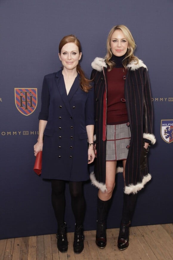 Julianne Moore et Dee Hilfiger, épouse de Tommy Hilfiger, assistent au défilé automne-hiver 2013-2014 du créateur américain à la Park Avenue Armory. New York, le 10 février 2013.