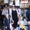 Angelina Jolie avec ses enfants Shiloh (à gauche) et Know (à droite) à Los Angeles pour préparer Halloween le 28 octobre 2012