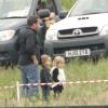 Vivienne et Knox, les enfants des Brangelina, observant leur mère Angelina Jolie sur le tournage de Maléfique le 27 juin 2012