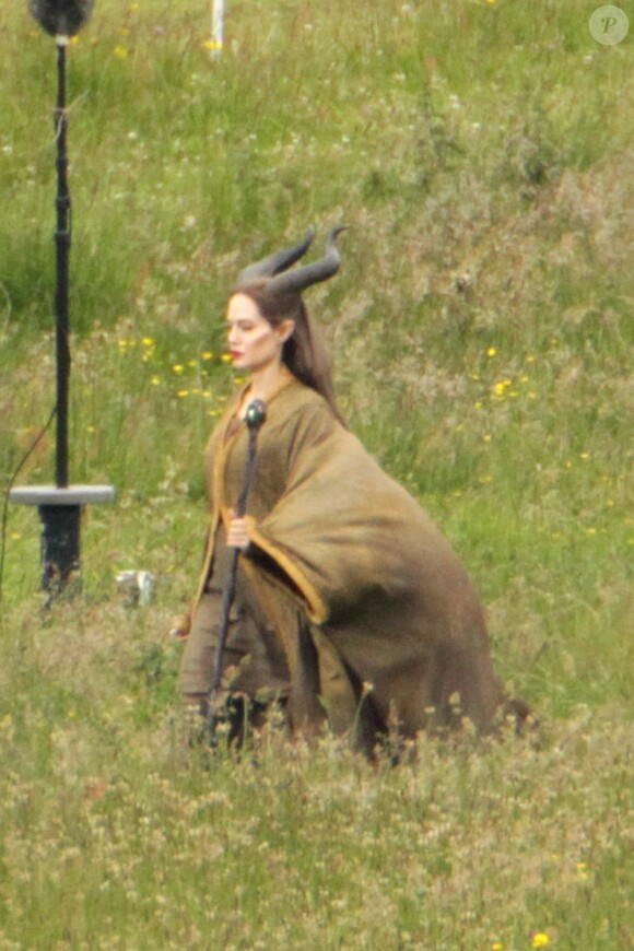 Angelina Jolie dans la peau de Maléfique pour le tournage du film des studios Disney en Angleterre en juin 2012