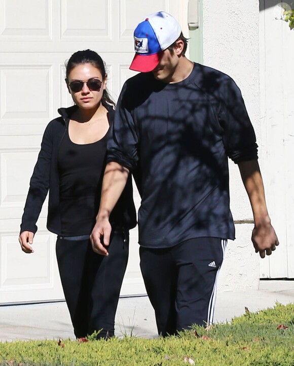 Ashton Kutcher et Mila Kunis se promènent dans les rues d'Hollywood, le 19 janvier 2013.