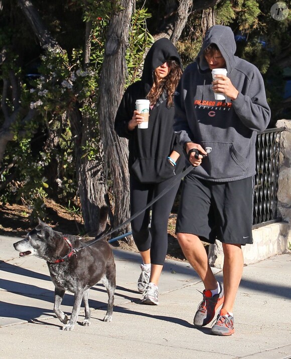 Ashton Kutcher et Mila Kunis promènent leur chien dans les rues d'Hollywood, le 7 Janvier 2013.