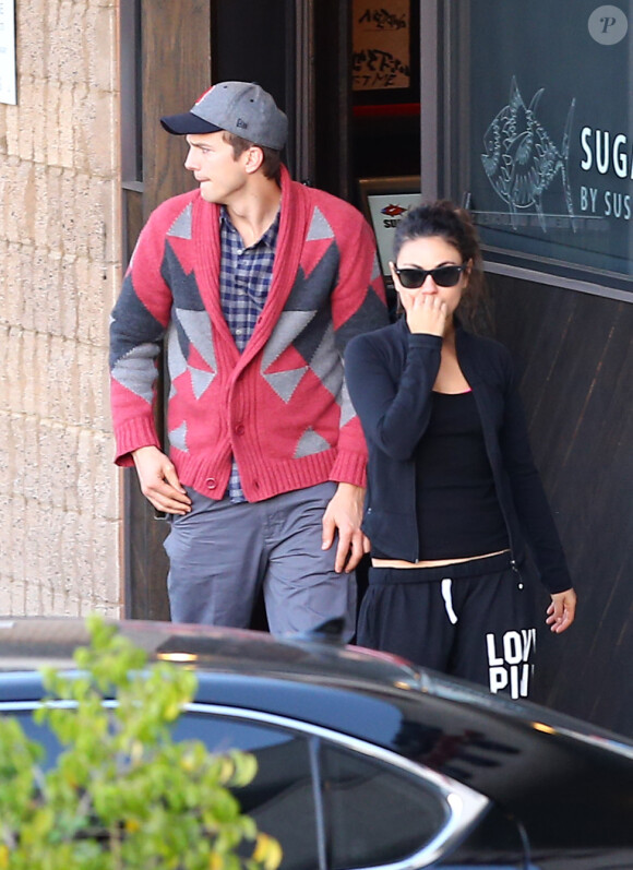 Ashton Kutcher et Mila Kunis vont manger au restaurant Sugarfish de Los Angeles, le 9 Novembre 2012.