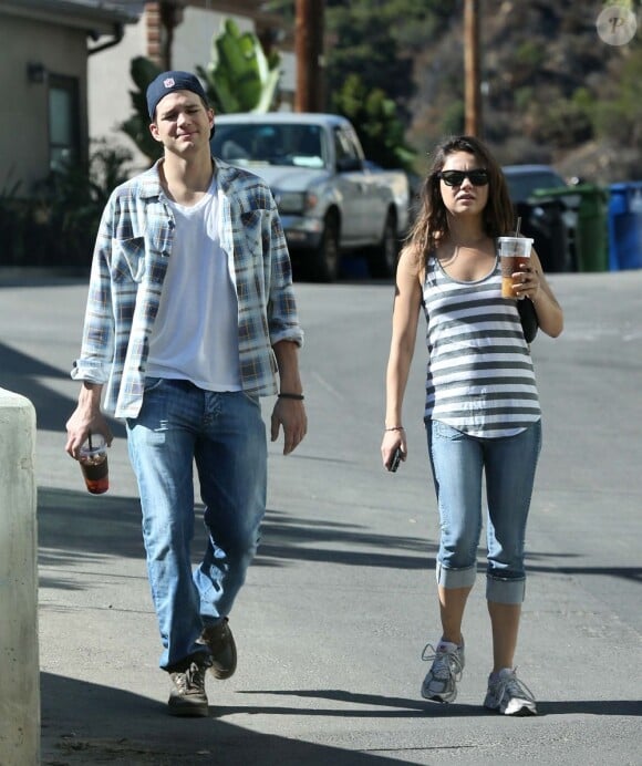Exclu - Mila Kunis et Ashton Kutcher dans les rues de Los Angeles, le 27 Octobre 2012.
