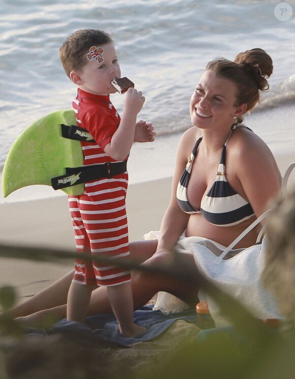 Coleen Rooney et son petit Kai profitent du soleil de la Barbade ce 10 février 2013