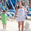 Coleen Rooney et son petit Kai profitent du soleil de la Barbade ce 10 février 2013, en compagnie des parents de Coleen, Colette et Tony