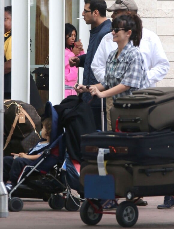 Penélope Cruz (enceinte de son 2ème enfant) le 31 janvier 2013 avec son fils Leo