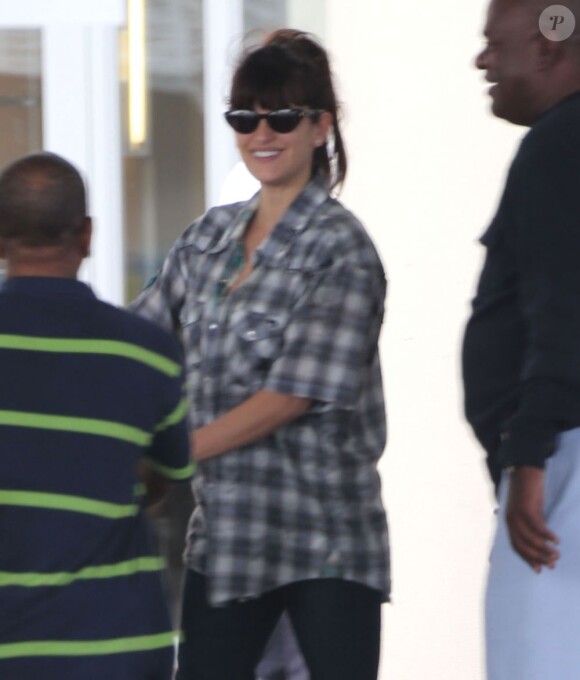 Penelope Cruz, enceinte, avec son fils Leo à l'aéroport des Bahamas le 31 janvier 2013