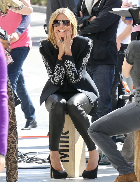Heidi Klum souriante et détendue sur le tournage de son émission Germany's Next Top Model à Beverly Hills le 12/02/2013