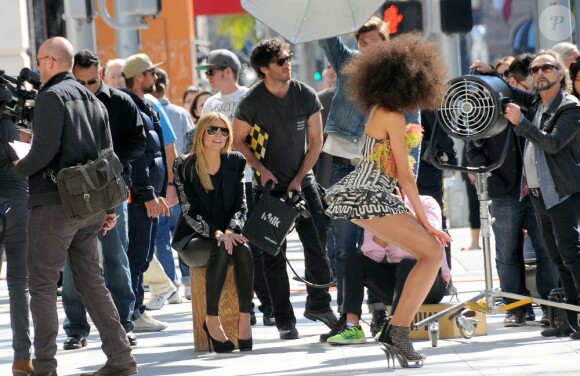 Heidi Klum admire ses candidates sur le tournage de son émission Germany's Next Top Model à Beverly Hills le 12/02/2013