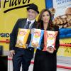 Eva Longoria et le chef des stars Michael Symon lors de l'annonce des finalistes du concours Do us a flavor de la marque de chips Lay's, à New York, le 12 février 2013