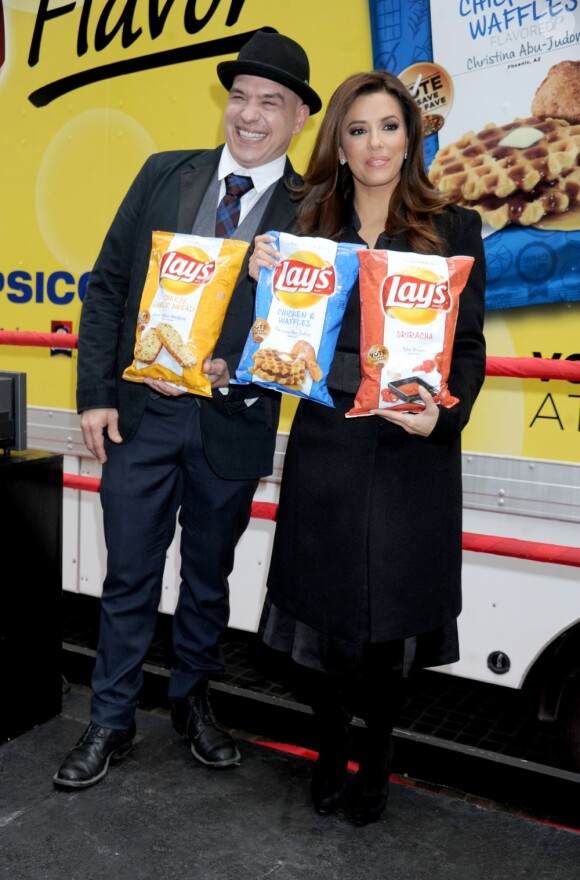 Eva Longoria et le chef des stars Michael Symon lors de l'annonce des finalistes du concours Do us a flavor de la marque de chips Lay's, à New York, le 12 février 2013