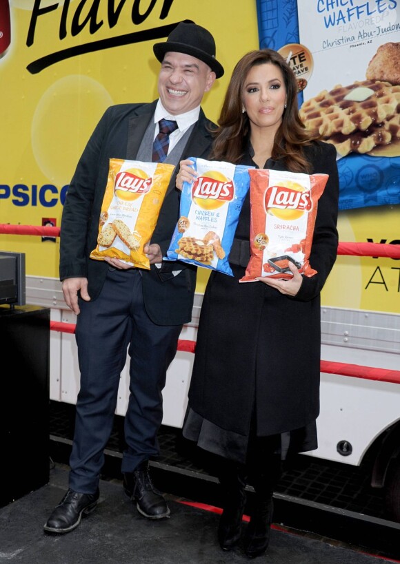 Eva Longoria et le chef des stars Michael Symon lors de l'annonce des trois finalistes du concours Do us a flavor de la marque de chips Lay's, à New York, le 12 février 2013
