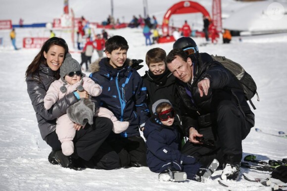 La princesse Marie et le prince Joachim de Danemark pendant leurs vacances d'hiver à Villars-sur-Ollon, photographiés le 13 février 2013 avec leurs enfants Nikolai (13 ans), Felix (11 ans), Henrik (3 ans) et Athena (1 an) au Col de la Bretaye.