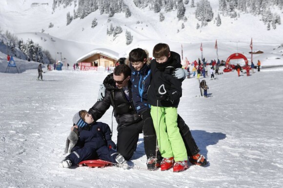 La princesse Marie et le prince Joachim de Danemark lors de leurs vacances d'hiver à Villars-sur-Ollon, photographiés le 13 février 2013 avec leurs enfants Nikolai (13 ans), Felix (11 ans), Henrik (3 ans) et Athena (1 an) au Col de la Bretaye.