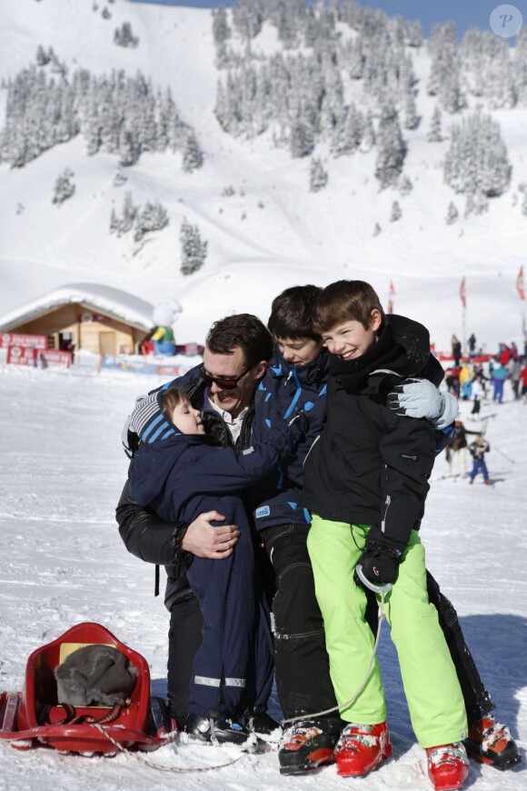 La princesse Marie et le prince Joachim de Danemark lors de leurs vacances d'hiver à Villars-sur-Ollon, photographiés le 13 février 2013 avec leurs enfants Nikolai (13 ans), Felix (11 ans), Henrik (3 ans) et Athena (1 an) au Col de la Bretaye.