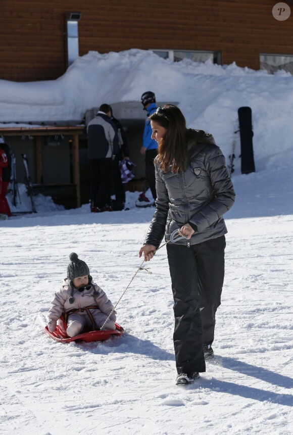 La princesse Marie et le prince Joachim de Danemark lors de leurs vacances d'hiver à Villars-sur-Ollon, photographiés le 13 février 2013 avec leurs enfants Nikolai (13 ans), Felix (11 ans), Henrik (3 ans) et Athena (1 an) au Col de la Bretaye.