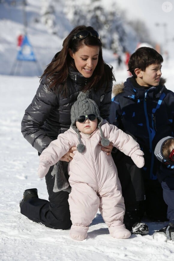 La princesse Marie et le prince Joachim de Danemark lors de leurs vacances d'hiver à Villars-sur-Ollon, photographiés le 13 février 2013 avec leurs enfants Nikolai (13 ans), Felix (11 ans), Henrik (3 ans) et Athena (1 an) au Col de la Bretaye.