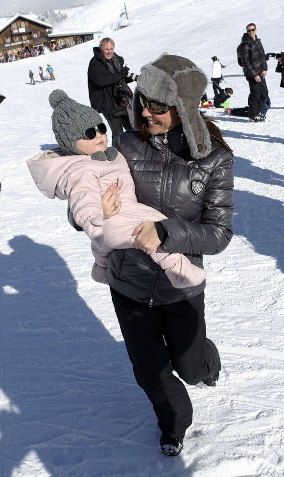 La princesse Marie et le prince Joachim de Danemark lors de leurs vacances d'hiver à Villars-sur-Ollon, photographiés le 13 février 2013 avec leurs enfants Nikolai (13 ans), Felix (11 ans), Henrik (3 ans) et Athena (1 an) au Col de la Bretaye.