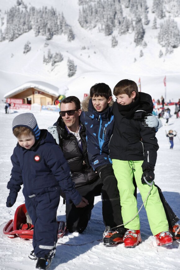 La princesse Marie et le prince Joachim de Danemark lors de leurs vacances d'hiver à Villars-sur-Ollon, photographiés le 13 février 2013 avec leurs enfants Nikolai (13 ans), Felix (11 ans), Henrik (3 ans) et Athena (1 an) au Col de la Bretaye.