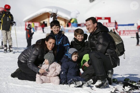Marie et Joachim de Danemark lors de leurs vacances d'hiver à Villars-sur-Ollon, photographiés le 13 février 2013 avec leurs enfants Nikolai (13 ans), Felix (11 ans), Henrik (3 ans) et Athena (1 an) au Col de la Bretaye.