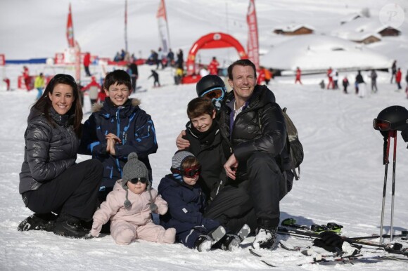 La princesse Marie et le prince Joachim de Danemark lors de leurs vacances d'hiver à Villars-sur-Ollon, photographiés le 13 février 2013 avec leurs enfants Nikolai (13 ans), Felix (11 ans), Henrik (3 ans) et Athena (1 an) au Col de la Bretaye.