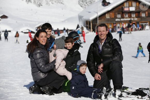 La princesse Marie et le prince Joachim de Danemark lors de leurs vacances d'hiver à Villars-sur-Ollon, photographiés le 13 février 2013 avec leurs enfants Nikolai (13 ans), Felix (11 ans), Henrik (3 ans) et Athena (1 an) au Col de la Bretaye.