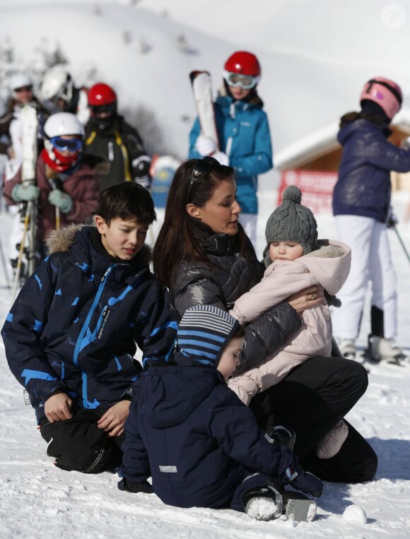 La princesse Marie et le prince Joachim de Danemark lors de leurs vacances d'hiver à Villars-sur-Ollon, photographiés le 13 février 2013 avec leurs enfants Nikolai (13 ans), Felix (11 ans), Henrik (3 ans) et Athena (1 an) au Col de la Bretaye.
