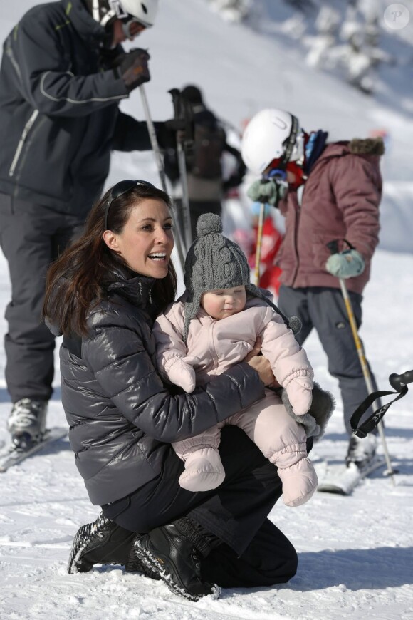 La princesse Marie et le prince Joachim de Danemark lors de leurs vacances d'hiver à Villars-sur-Ollon, photographiés le 13 février 2013 avec leurs enfants Nikolai (13 ans), Felix (11 ans), Henrik (3 ans) et Athena (1 an) au Col de la Bretaye.