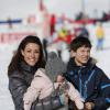La princesse Marie et le prince Joachim de Danemark lors de leurs vacances d'hiver à Villars-sur-Ollon, photographiés le 13 février 2013 avec leurs enfants Nikolai (13 ans), Felix (11 ans), Henrik (3 ans) et Athena (1 an) au Col de la Bretaye.