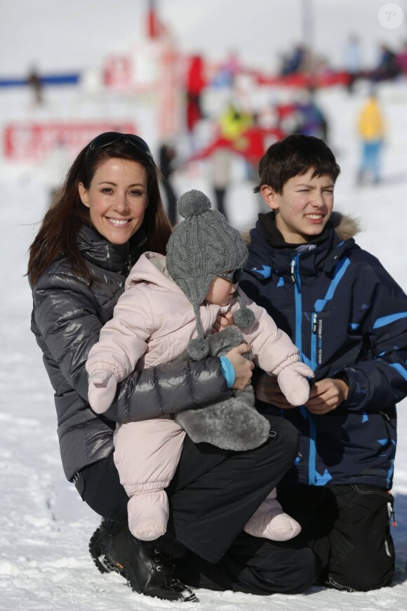 La princesse Marie et le prince Joachim de Danemark lors de leurs vacances d'hiver à Villars-sur-Ollon, photographiés le 13 février 2013 avec leurs enfants Nikolai (13 ans), Felix (11 ans), Henrik (3 ans) et Athena (1 an) au Col de la Bretaye.
