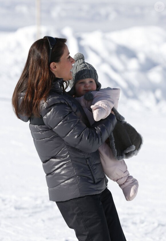 La princesse Marie et le prince Joachim de Danemark lors de leurs vacances d'hiver à Villars-sur-Ollon, photographiés le 13 février 2013 avec leurs enfants Nikolai (13 ans), Felix (11 ans), Henrik (3 ans) et Athena (1 an) au Col de la Bretaye.