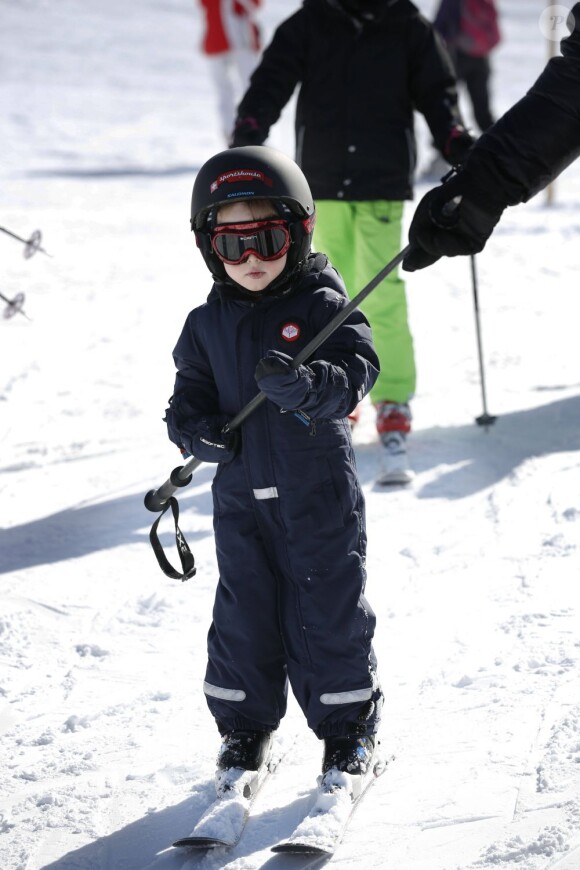 La princesse Marie et le prince Joachim de Danemark lors de leurs vacances d'hiver à Villars-sur-Ollon, photographiés le 13 février 2013 avec leurs enfants Nikolai (13 ans), Felix (11 ans), Henrik (3 ans) et Athena (1 an) au Col de la Bretaye.