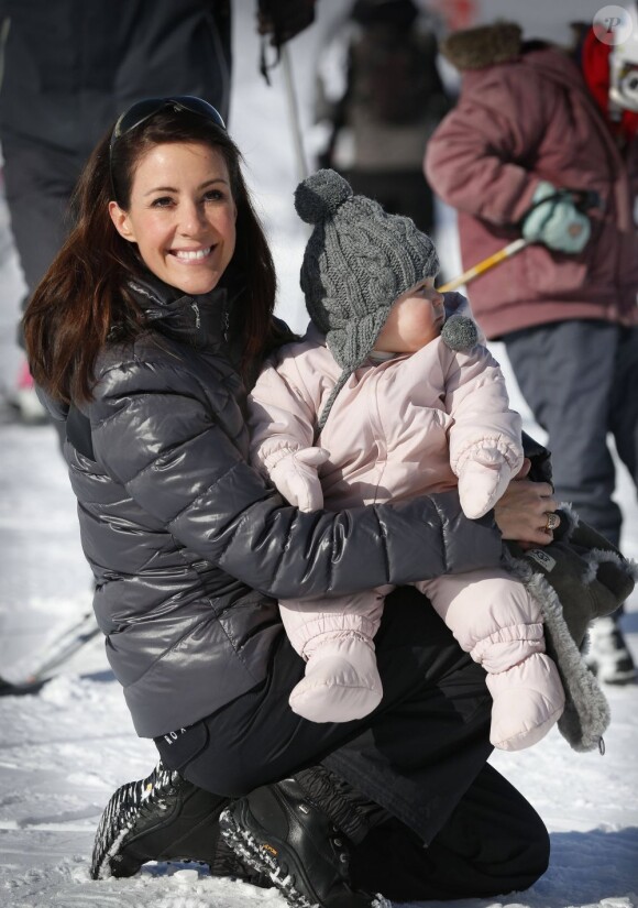 La princesse Marie et le prince Joachim de Danemark lors de leurs vacances d'hiver à Villars-sur-Ollon, photographiés le 13 février 2013 avec leurs enfants Nikolai (13 ans), Felix (11 ans), Henrik (3 ans) et Athena (1 an) au Col de la Bretaye.