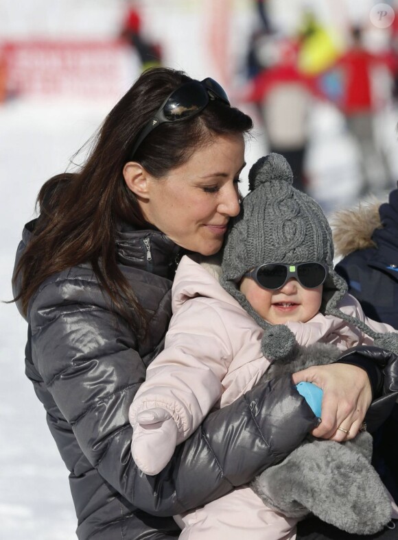 La princesse Marie et le prince Joachim de Danemark lors de leurs vacances d'hiver à Villars-sur-Ollon, photographiés le 13 février 2013 avec leurs enfants Nikolai (13 ans), Felix (11 ans), Henrik (3 ans) et Athena (1 an) au Col de la Bretaye.