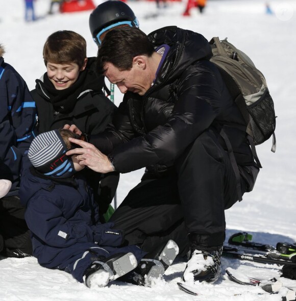 La princesse Marie et le prince Joachim de Danemark lors de leurs vacances d'hiver à Villars-sur-Ollon, photographiés le 13 février 2013 avec leurs enfants Nikolai (13 ans), Felix (11 ans), Henrik (3 ans) et Athena (1 an) au Col de la Bretaye.