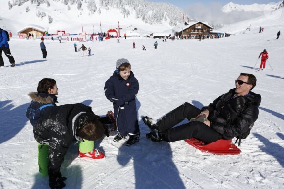 La princesse Marie et le prince Joachim de Danemark lors de leurs vacances d'hiver à Villars-sur-Ollon, photographiés le 13 février 2013 avec leurs enfants Nikolai (13 ans), Felix (11 ans), Henrik (3 ans) et Athena (1 an) au Col de la Bretaye.