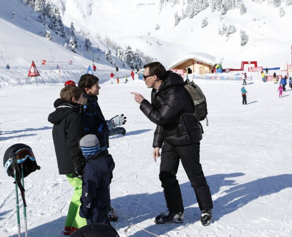 La princesse Marie et le prince Joachim de Danemark lors de leurs vacances d'hiver à Villars-sur-Ollon, photographiés le 13 février 2013 avec leurs enfants Nikolai (13 ans), Felix (11 ans), Henrik (3 ans) et Athena (1 an) au Col de la Bretaye.
