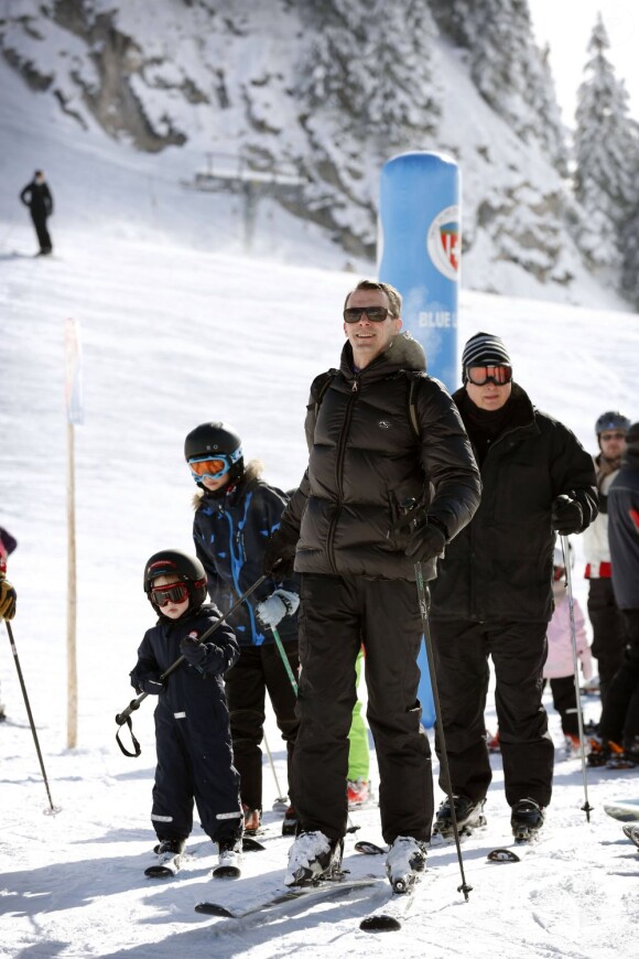 La princesse Marie et le prince Joachim de Danemark lors de leurs vacances d'hiver à Villars-sur-Ollon, photographiés le 13 février 2013 avec leurs enfants Nikolai (13 ans), Felix (11 ans), Henrik (3 ans) et Athena (1 an) au Col de la Bretaye.