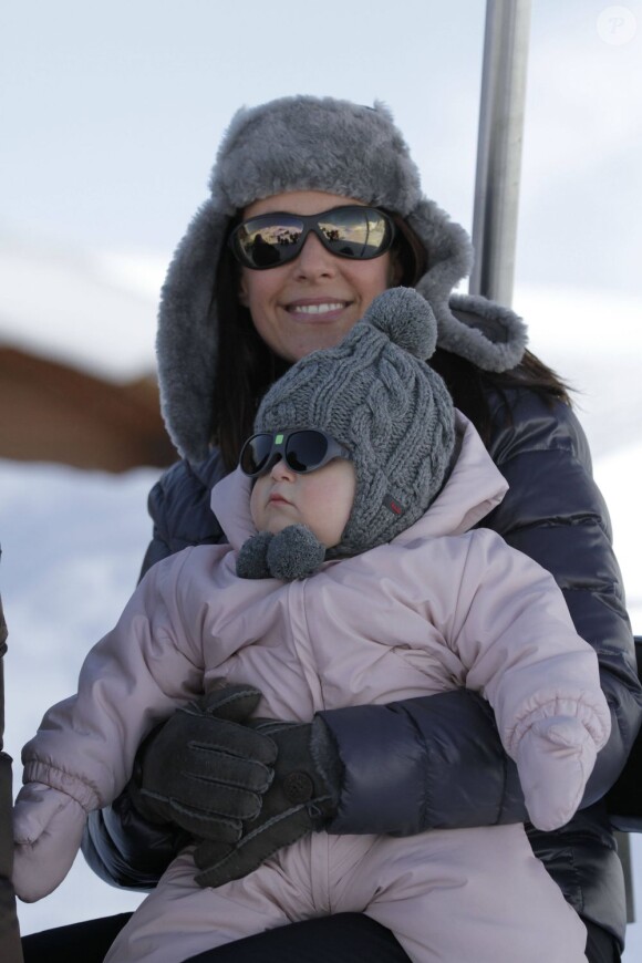 La princesse Marie et le prince Joachim de Danemark lors de leurs vacances d'hiver à Villars-sur-Ollon, photographiés le 13 février 2013 avec leurs enfants Nikolai (13 ans), Felix (11 ans), Henrik (3 ans) et Athena (1 an) au Col de la Bretaye.