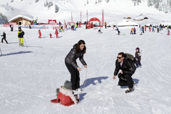 La princesse Marie et le prince Joachim de Danemark lors de leurs vacances d'hiver à Villars-sur-Ollon, photographiés le 13 février 2013 avec leurs enfants Nikolai (13 ans), Felix (11 ans), Henrik (3 ans) et Athena (1 an) au Col de la Bretaye.