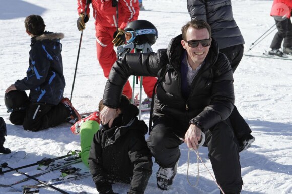 La princesse Marie et le prince Joachim de Danemark lors de leurs vacances d'hiver à Villars-sur-Ollon, photographiés le 13 février 2013 avec leurs enfants Nikolai (13 ans), Felix (11 ans), Henrik (3 ans) et Athena (1 an) au Col de la Bretaye.