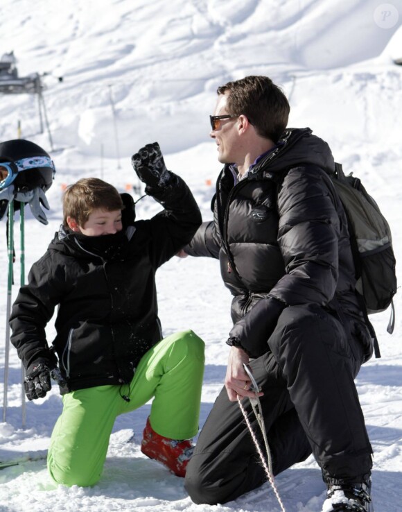 La princesse Marie et le prince Joachim de Danemark lors de leurs vacances d'hiver à Villars-sur-Ollon, photographiés le 13 février 2013 avec leurs enfants Nikolai (13 ans), Felix (11 ans), Henrik (3 ans) et Athena (1 an) au Col de la Bretaye.
