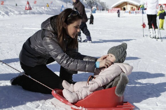 La princesse Marie et le prince Joachim de Danemark lors de leurs vacances d'hiver à Villars-sur-Ollon, photographiés le 13 février 2013 avec leurs enfants Nikolai (13 ans), Felix (11 ans), Henrik (3 ans) et Athena (1 an) au Col de la Bretaye.