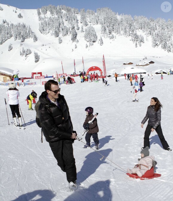 La princesse Marie et le prince Joachim de Danemark lors de leurs vacances d'hiver à Villars-sur-Ollon, photographiés le 13 février 2013 avec leurs enfants Nikolai (13 ans), Felix (11 ans), Henrik (3 ans) et Athena (1 an) au Col de la Bretaye.