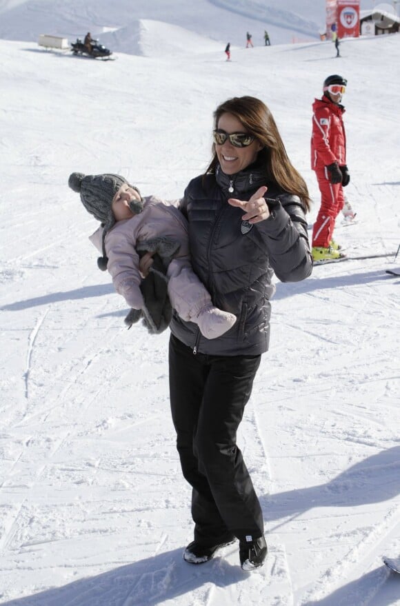 La princesse Marie et le prince Joachim de Danemark lors de leurs vacances d'hiver à Villars-sur-Ollon, photographiés le 13 février 2013 avec leurs enfants Nikolai (13 ans), Felix (11 ans), Henrik (3 ans) et Athena (1 an) au Col de la Bretaye.