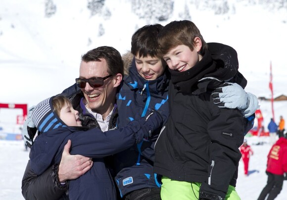 Le prince Joachim et ses trois garçons... Marie et Joachim de Danemark avaient convié le 13 février 2013 les photographes de presse au Col de la Bretaye, en haut de la station de Villars-sur-Ollon, pour immortaliser leurs vacances avec leurs quatre enfants, Nikolai (13 ans), Felix (11 ans), Henrik (3 ans) et Athena (1 an).