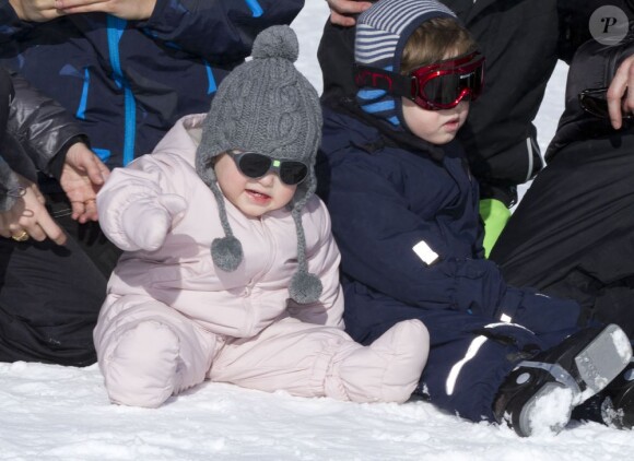 La princesse Athena et le prince Henrik. Marie et Joachim de Danemark avaient convié le 13 février 2013 les photographes de presse au Col de la Bretaye, en haut de la station de Villars-sur-Ollon, pour immortaliser leurs vacances avec leurs quatre enfants, Nikolai (13 ans), Felix (11 ans), Henrik (3 ans) et Athena (1 an).